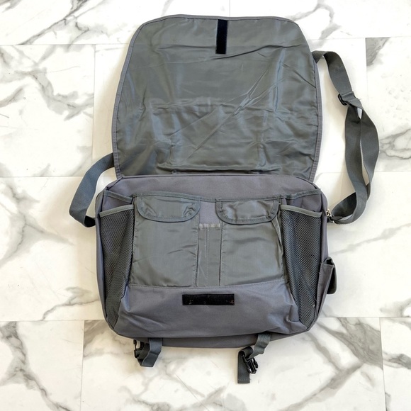 New GUESS laptop luggage. Padded on both sides of bag for laptop protection. - Picture 4 of 7